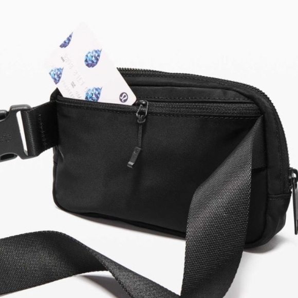 LAST ONE NWT Lululemon Everywhere Belt Bag in matte black Rare - Picture 6 of 10